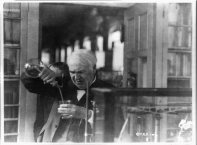 Thomas_Edison,_experimenting_in_his_laboratory